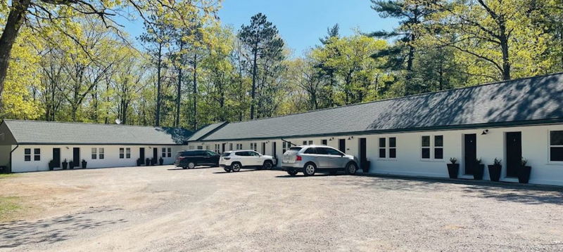 Inland Lakes Motel (Johnson Motel) - Web Listing (newer photo)
